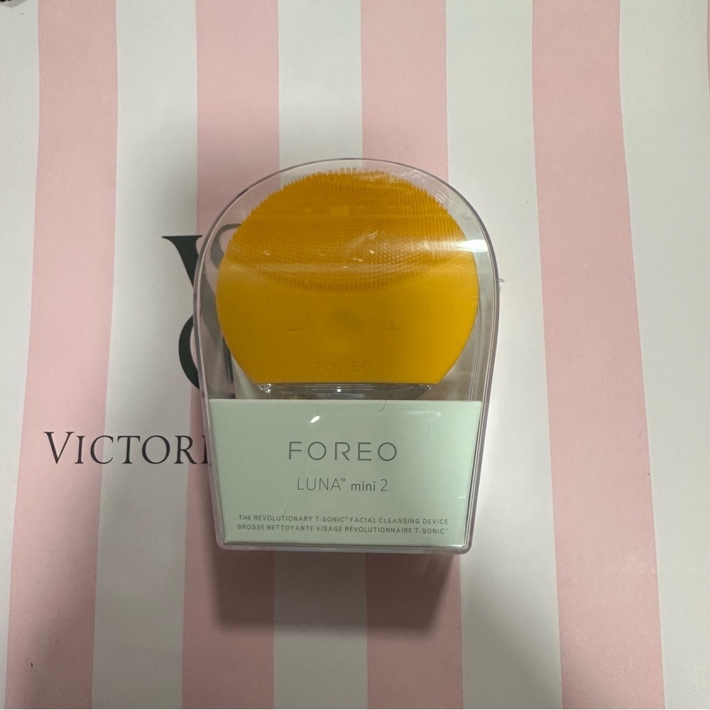 FOREO Luna Mini 2 in Bright Yellow - Picture 2 of 3